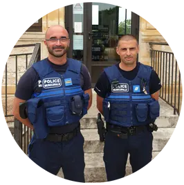 l'image montre deux policiers municipaux